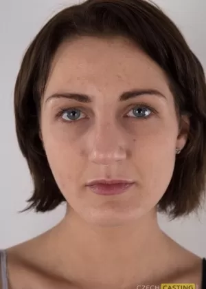 Первый таймер Занета садится на табурет после того, как полностью раздевается