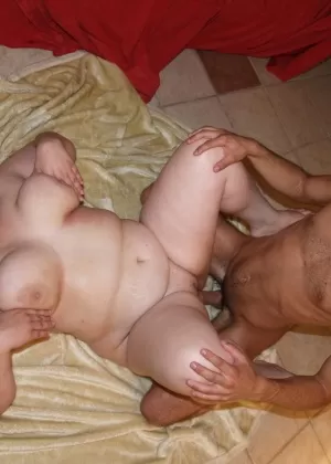 Возбужденный лысый парень засовывает свой твердый стояк внутрь зрелой толстушки шлюхи Моне