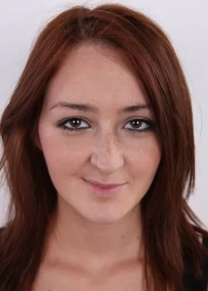 Горячая девушка Миа Манароте мастурбирует на своей кровати с помощью вибратора с волшебной палочкой