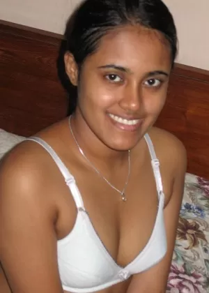 Горячая индийская модель в обтягивающих джинсах соблазнительно позирует в сексуальном кружевном бюстгальтере