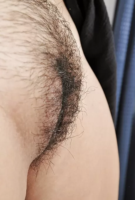 Любительская восточная леди Киви щеголяет сладким верблюжьим носком под юбкой