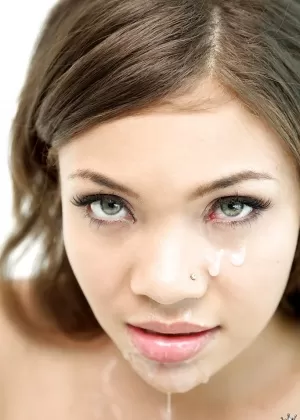 Кэссиди Бэнкс демонстрирует свои гигантские сиськи, когда скачет верхом на большом члене