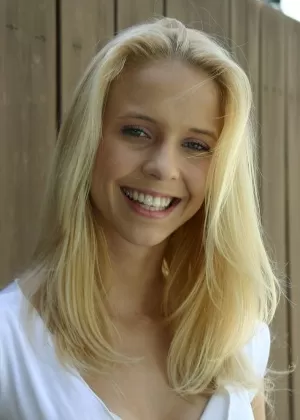 Натуральная блондинка Мэдисон раздвигает свою розовую киску после выкуривания сигареты