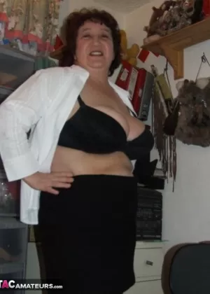 Granny Kinky Carol reveals her huge tits and phat ass in black lingerie