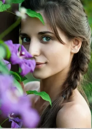 Худенькая русская подросток Ирина Б выскальзывает из белого платья, чтобы позировать обнаженной на заднем дворе