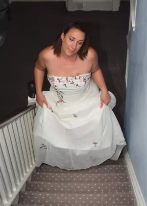 Возбужденная зрелая женщина Бонита расстегивает молнию на платье перед половым актом