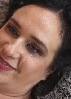 Голубоглазая блондинка Бамбола отсасывает член после анального секса на открытом воздухе