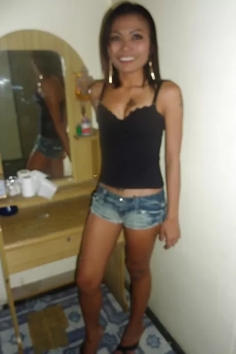 Худенькая азиатская красотка с крошечными сиськами получает жесткий трах в свою бритую щелочку