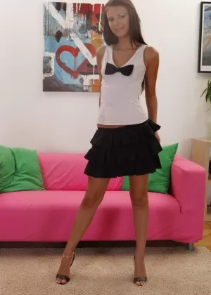 Худенькая девушка Алина делает двойное проникновение с большими членами