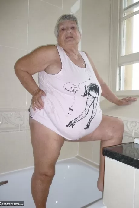 Старая британская толстушка бабушка Либби раздевается догола, принимая ванну