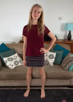 Непослушная блондинка Селена раздвигает свою возбужденную волосатую киску на диване