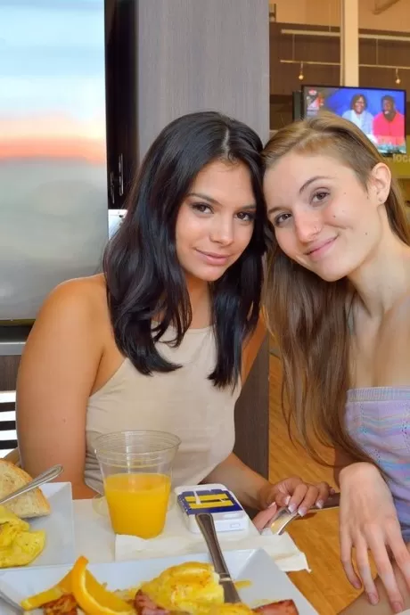 Горячие подростки целуются, сверкают обнаженной юбкой и мастурбируют дилд 16