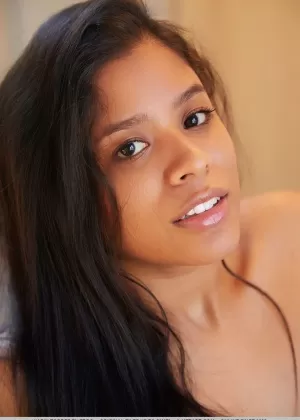 Красивая латиноамериканка Карин Торрес показывает свою тугую попку и киску одновременно