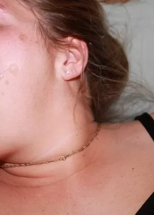 Секс втроем с потрясающей европейской брюнеткой Эммой Ли