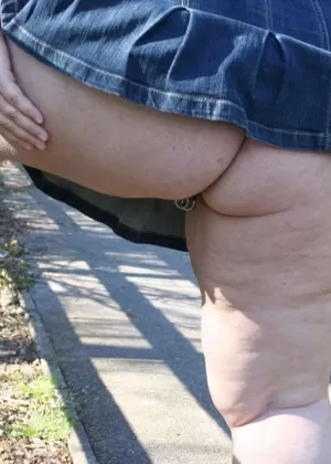 Горячая Селеста Стар раздевается и трогает свои сексуальные обнаженные изгибы на балконе