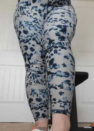 Тучная любительская грудастая Крис Энн раздевается во время тренировки дома