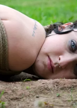 Молоденькая милашка Вика Ди с косичками льет молоко на свою лысую киску в стоге сена