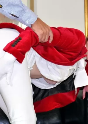 Соблазнительная соло-девушка Карли Грей обнажает свои красивые дыни, когда раздевается