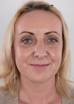 Блондинка средних лет леди Герлинда стоит полностью обнаженная после раздевания