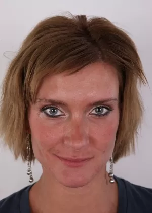 Уродливая любительница Дениза обнажает свое тощее тело в сомнительной надежде стать порнозвездой