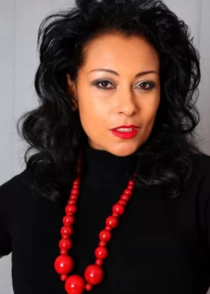 Красотка в костюме Ясмин Де Леон задирает свое полосатое платье и показывает филе