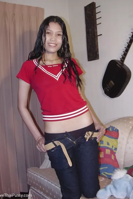 Крошечный тайский подросток обнажает свои маленькие сиськи, когда она полностью раздевается