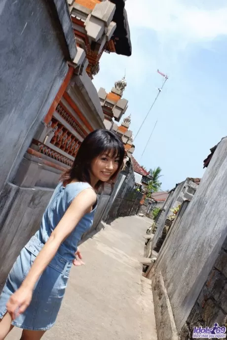 Японская модель Саки Ниномия обнажает свой волосатый куст после посещения рынка