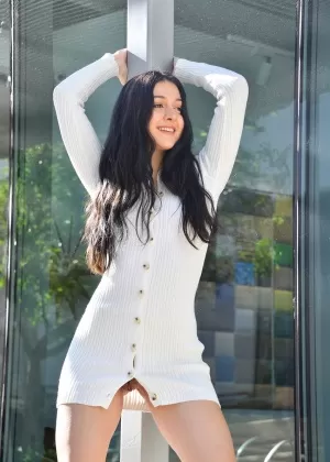 Темноволосая любительница Эйприл мелькает на публике без трусиков