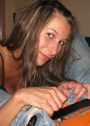 Симпатичная девушка устраивает стриптиз-шоу перед тем, как отсосать член в стиле POV