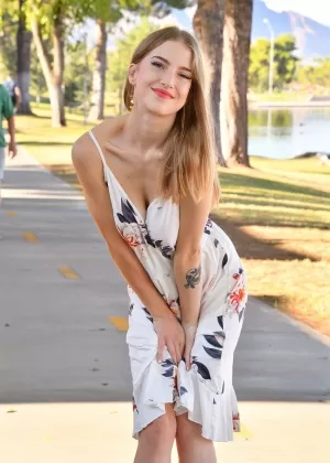 Худенькая молодая девушка Октавия раздевается на каблуках с ремешками на лодыжках на публике