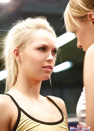 Соблазнительные спортивные красотки увлекаются кошачьей дракой, заканчивающейся лесбийским экшеном