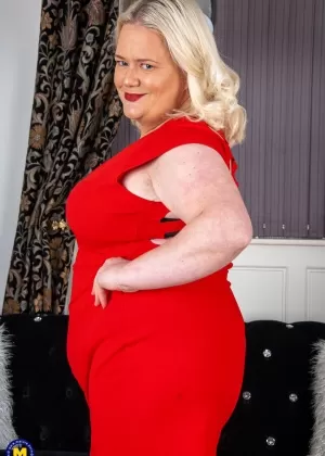 Грудастая зрелая леди раздевается перед мастурбацией в ванной