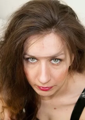 Симпатичная русская молоденькая Тэмми Ли снимает черное платье для уверенных обнаженных поз