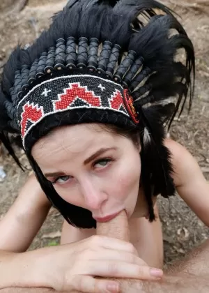 Голая девушка Кэсси Файр надевает головной убор во время минета от первого лица в лесу