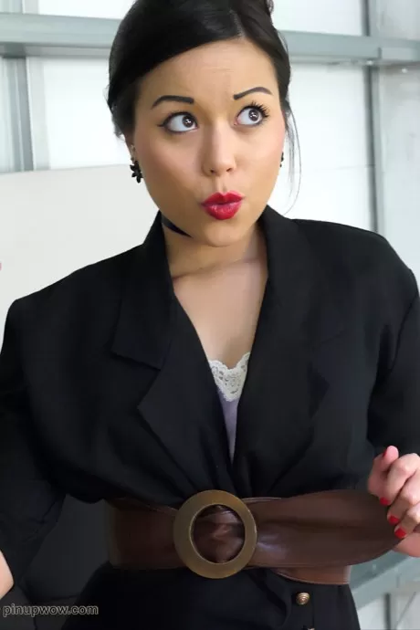 Замечательная азиатская секретарша раздевается до своих провокационных чулок и показывает сиськи