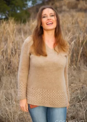 Пышная Вассанта снимает свои джинсы в поле, чтобы показать волосатую киску