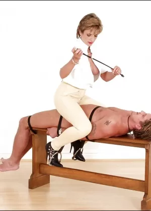 Одетые стюардессы соблазняют бизнесмена на секс втроем в самолете