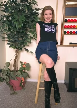 Красивая девушка Кассандра Никс обнажает свои крошечные сиськи, раздеваясь до сапог