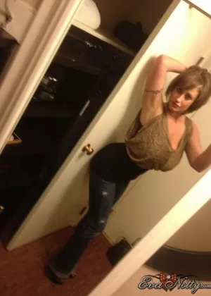 Коротко стриженная цыпочка Ева Нотти обнажает свои гигантские сиськи во время селфи 33636292