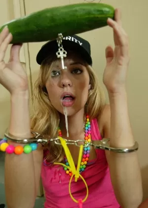 Горячая блондинка Анджела Кристал трахается из жопы в рот в белых чулках