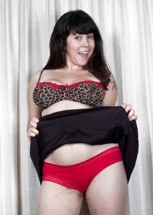 Пухленькая брюнетка с небритыми подмышками и волосатой пиздой раздевается