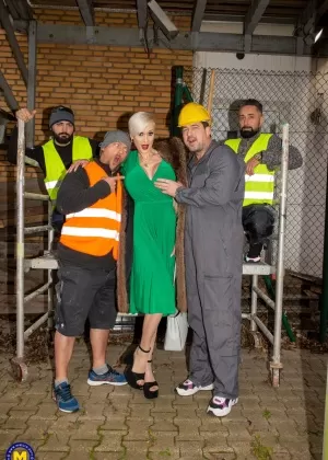 Большая сиськастая блондинка пума Таня Вираго трахается со строительными рабочими