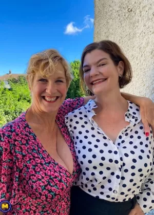 Женщины средних лет Клэр Молли Маракас принимают участие в лездомской пьесе