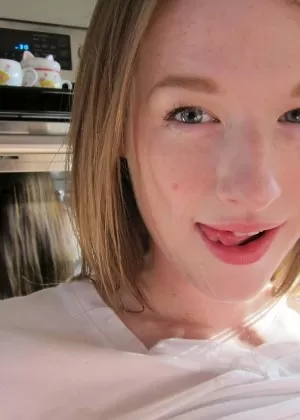 Джемма Минкс облизывает губы после того, как сделала своему парню минет от первого лица утром в выходные