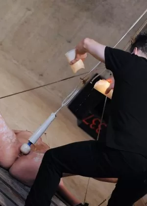 Возбужденная брюнетка ублажает свою бритую вагину секс-машиной