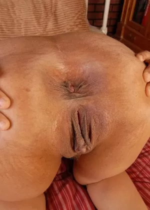 Чернокожая милфа Саяна Монро держит свои натуральные сиськи, раздеваясь в своем офисе