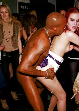 Рыжеволосая Даймонти средних лет трет свою вагину, одетая в костюм школьницы