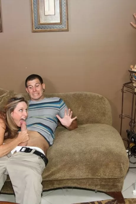 Зрелая леди Stella Banxxx решает отсосать парню сво