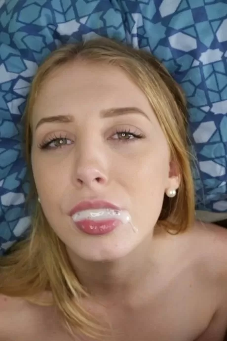Молоденькая блондинка Хлоя Скотт полоскает горло спермой после траха на кровати
