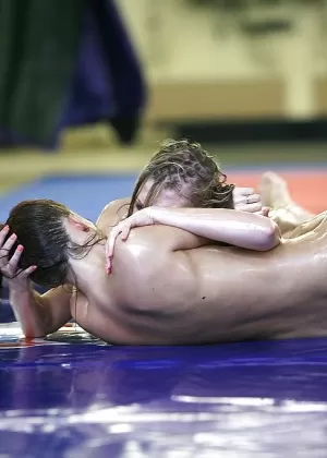 Соблазнительная европейская фетишистка Татьяна Миловани ввязалась в грязную кошачью драку